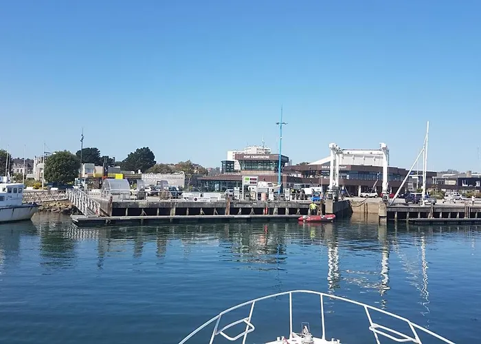 Botel Boat Titanic Motor Yacht à Quai Rose Star *