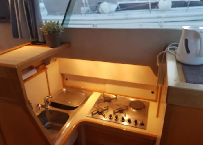 Boat Titanic Motor Yacht à Quai Rose Star