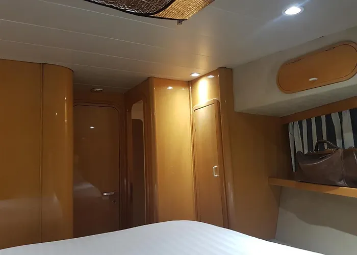 Boat Titanic Motor Yacht à Quai Rose Star