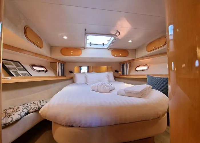 Botel Boat Titanic Motor Yacht à Quai Rose Star Cherbourg-en-Cotentin