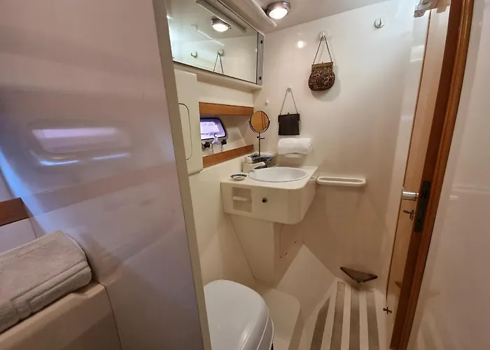 Botel Boat Titanic Motor Yacht à Quai Rose Star