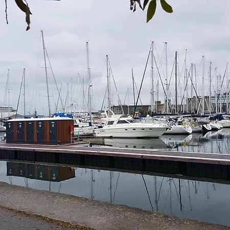 Boat Titanic Motor Yacht A Quai Rose Star 보트호텔 *