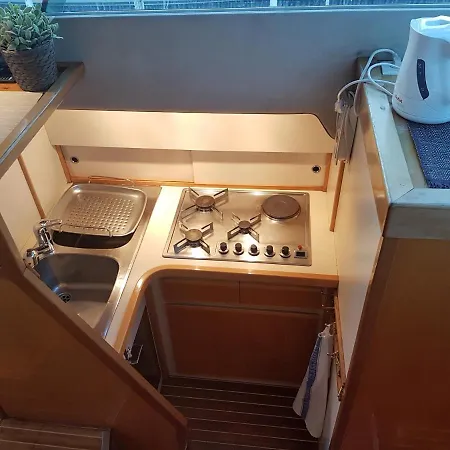 보트호텔 Boat Titanic Motor Yacht A Quai Rose Star *