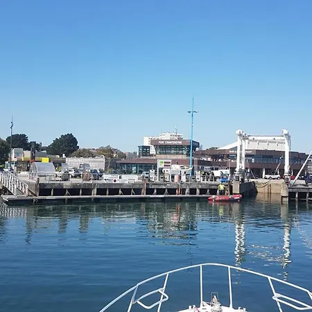 Bådhotel Boat Titanic Motor Yacht A Quai Rose Star *