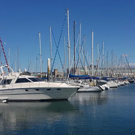 Boat Titanic Motor Yacht A Quai Rose Star Hotel en barco *