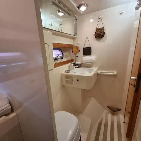 Hotel en barco Boat Titanic Motor Yacht A Quai Rose Star