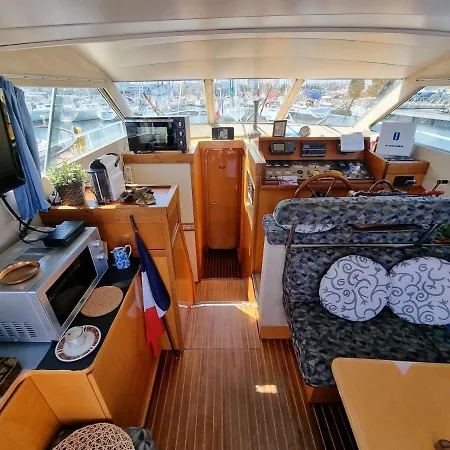 Boat Titanic Motor Yacht A Quai Rose Star *