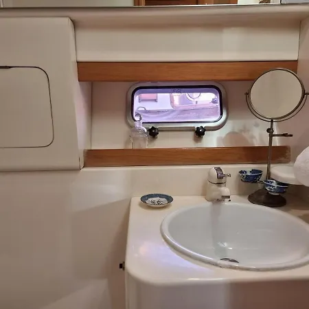 Botel Boat Titanic Motor Yacht A Quai Rose Star *