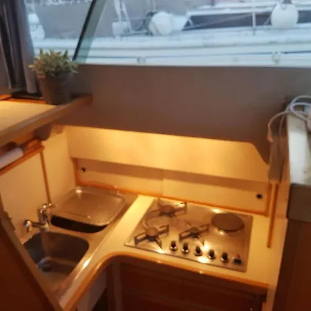 Boat Titanic Motor Yacht A Quai Rose Star * 瑟堡