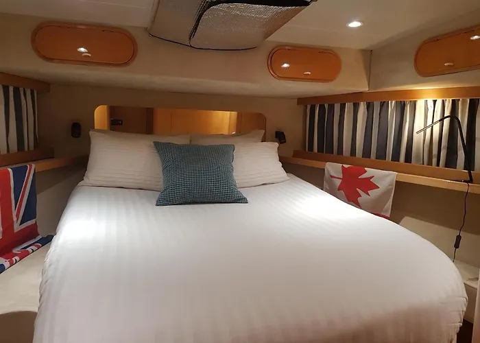 Boat Titanic Motor Yacht A Quai Rose Star Botel