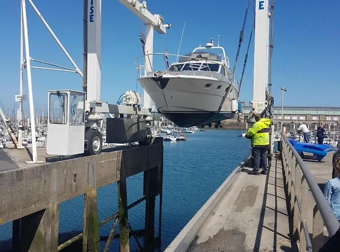 Botel Boat Titanic Motor Yacht A Quai Rose Star