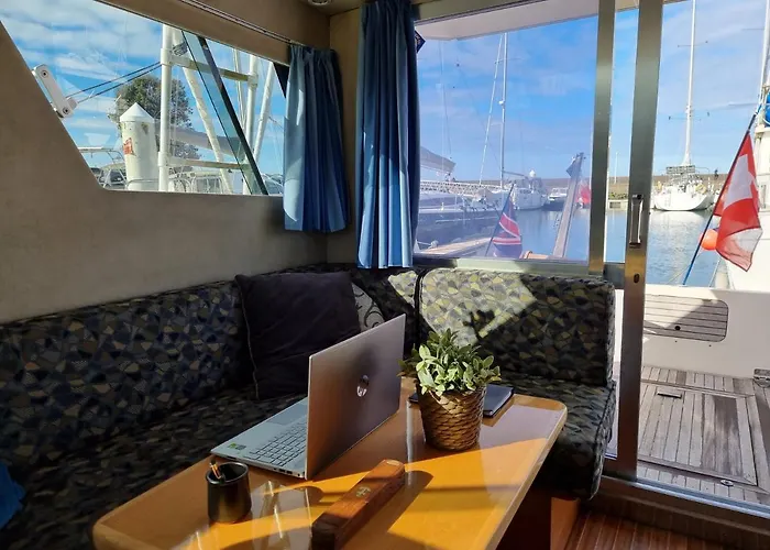 Boat Titanic Motor Yacht A Quai Rose Star *