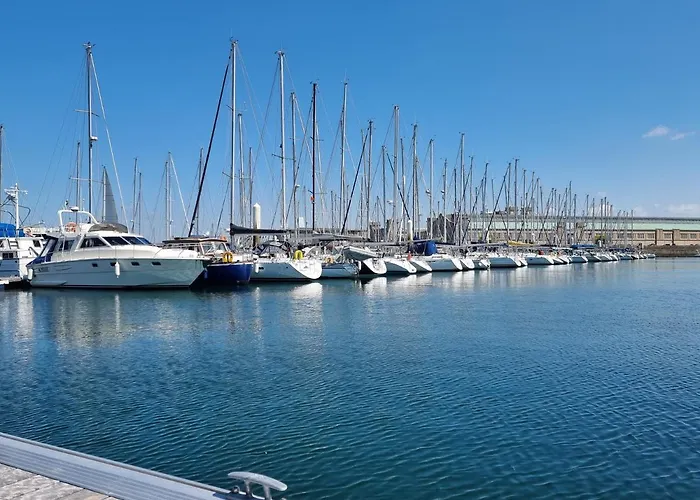 Botel Boat Titanic Motor Yacht A Quai Rose Star